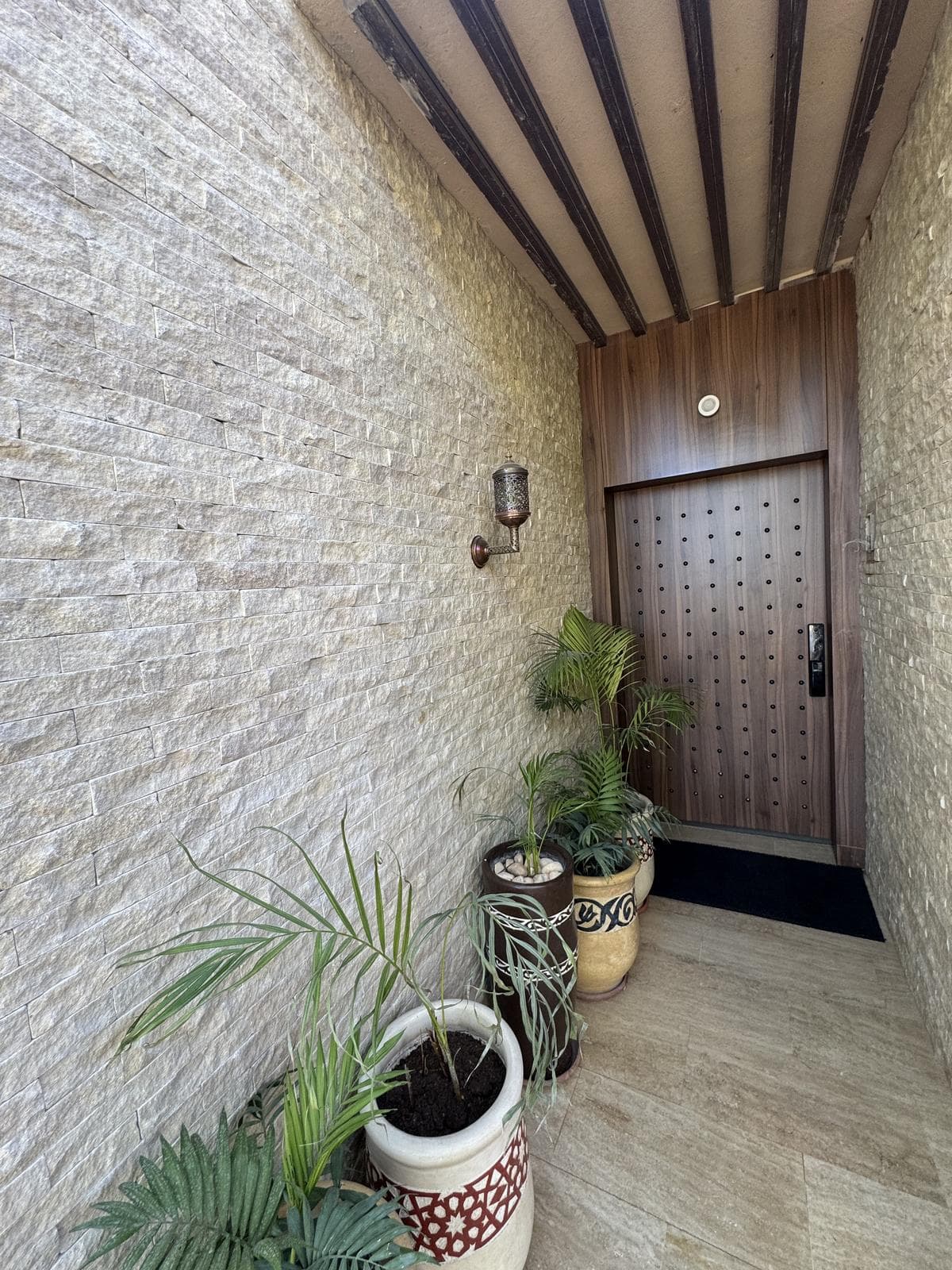 Revêtement en Éclaté Beige de Taza — entrée de villa